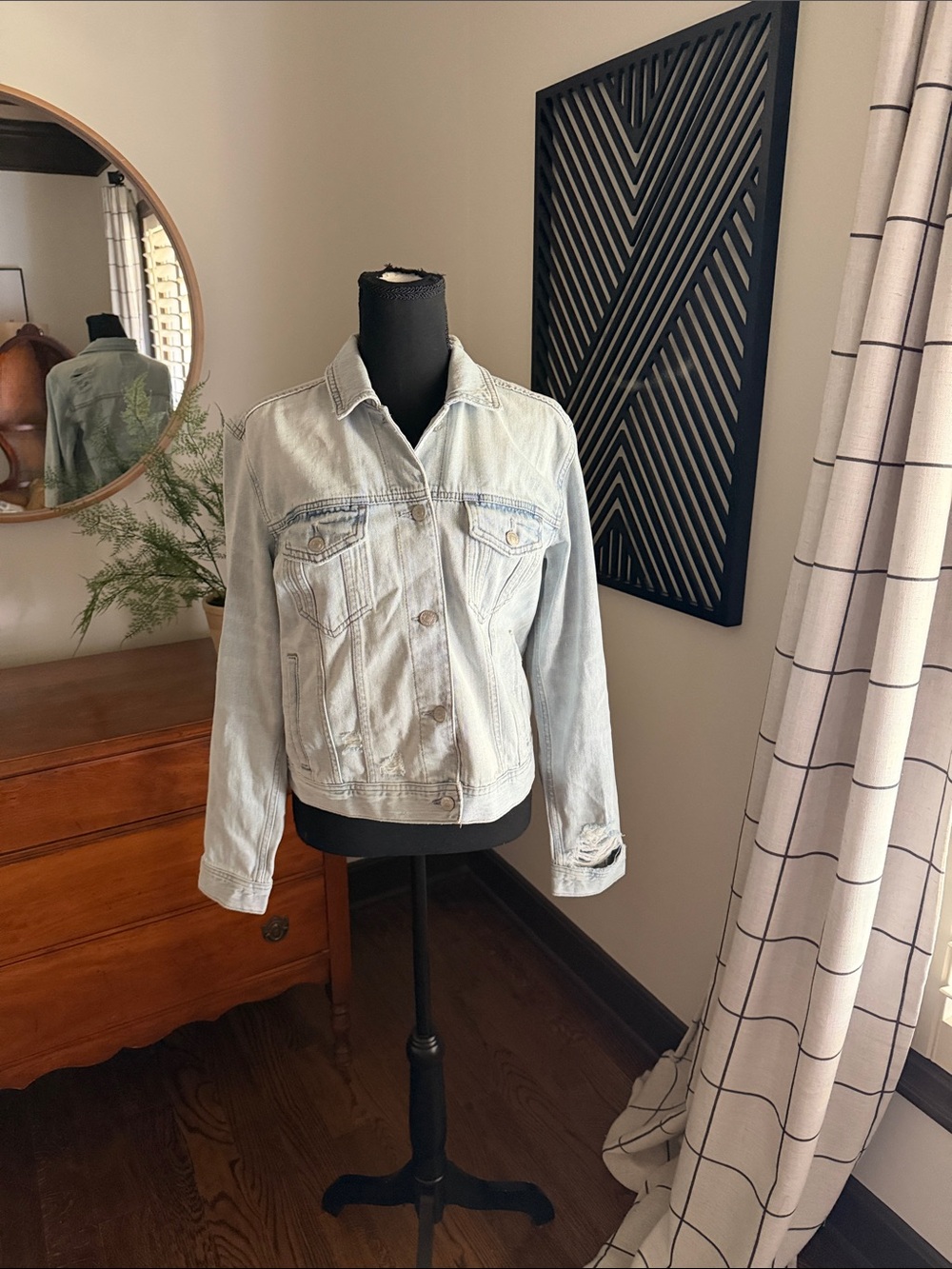 American Eagle Outfitters Light Blue Denim distressed Jean Jacket medium
